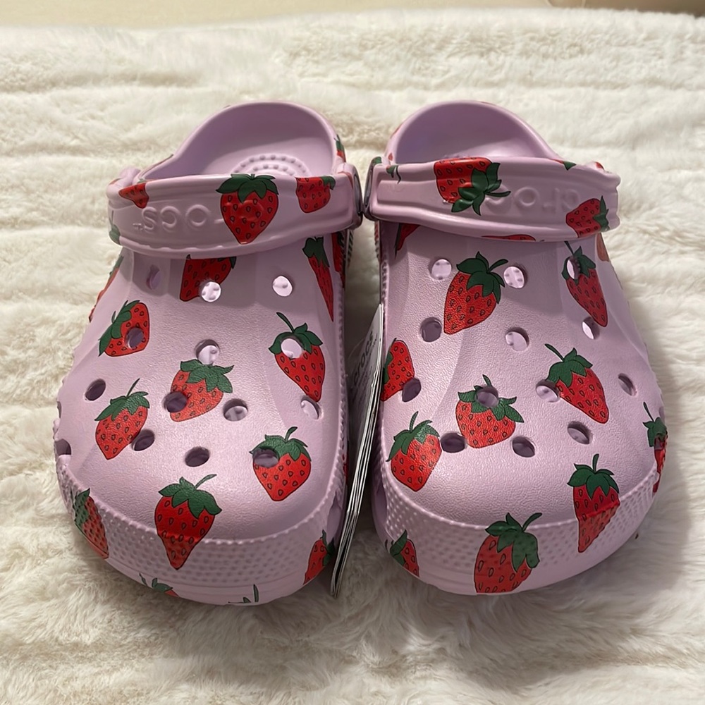 Strawberry baya crocs women’s size 6; men’s size 4